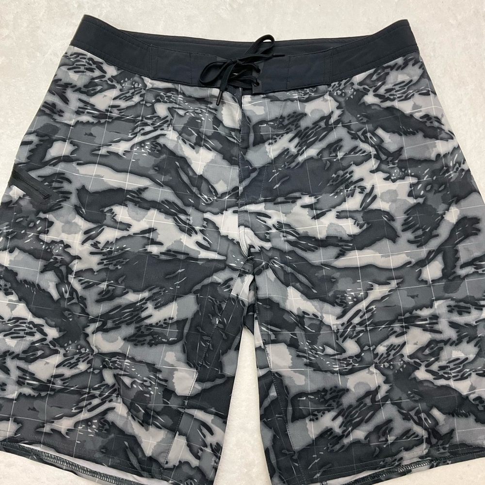 REEBOK Cross Fit Black and Gray Camo Pattern Shorts Mens 32 Inseam 10”
